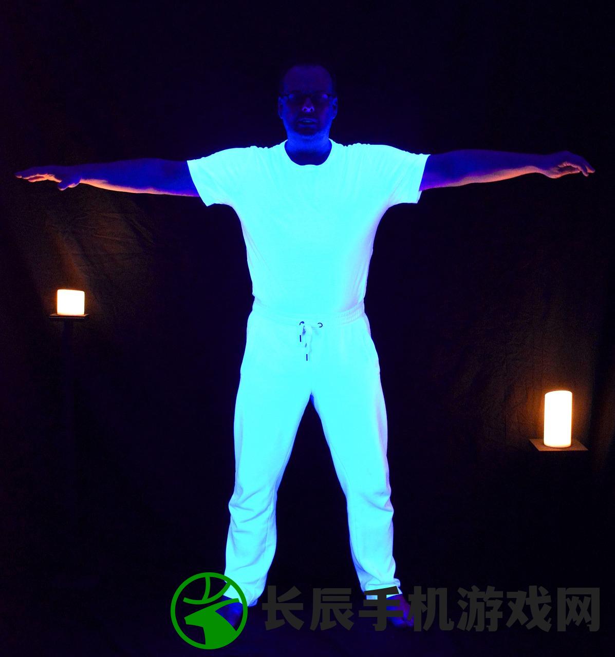 (赵一博是谁)赵一博改简介了，网友热议他的新形象和未来发展方向